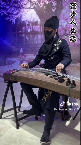 zither (plural zithers) (music) A musical instrument consisting of a flat sounding box with numerous strings placed on a horizontal surface, played with a plectrum or fingertips.#china #chinatiktok #chinesetiktok #chineseculture #asian #zither #zithersound