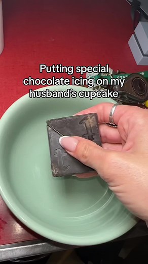 Chocolate Tabs Review: Adding Special Chocolate Icing to Cupcakes