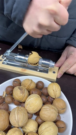 🔥 You’ll Never Crack Nuts the Same Way Again!