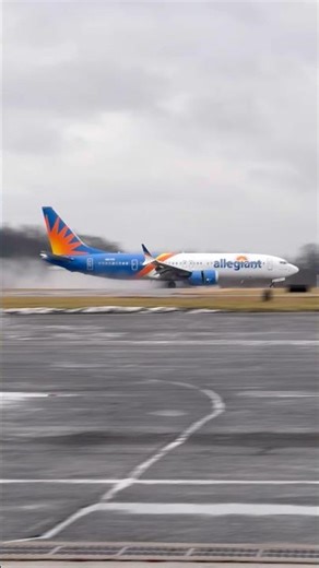 Reverse thrusters in action #boeing #737 #aviation #airplane #airline #allegiant