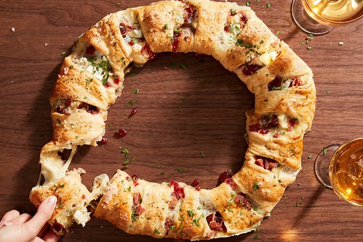 This Bacon Brie Crescent Wreath Can Feed A Hungry Holiday Crowd