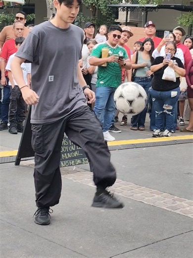 Coreano fue retado en Tlaquepaque a hacer más de 100 dominadas y esto fue lo que pasó #tlaquepaque #mundial #mexico🇲🇽 #festejo #coreadelsur🇰🇷