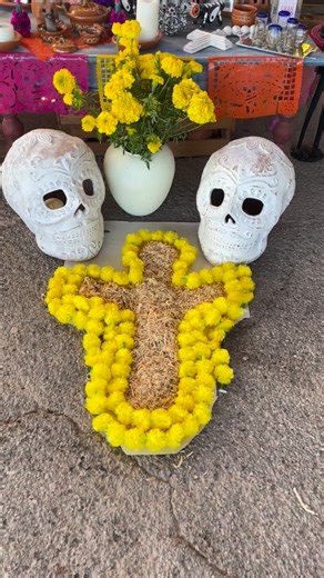 A day to remember those that have left the world but remain in our hearts. Thank you Blanca and La Casita for including me on this beautiful day. | Magnolia Flowers