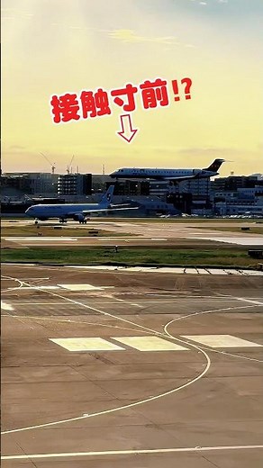 【接触寸前⁉︎緊迫の瞬間】福岡空港、滑走路フル稼働！手前JAL機が離陸待機、反対側では国際線機も待機中─右側上空から飛行機進入。ライブカメラでも見られない、リアルな福岡空港の“空の交差点”を目撃せよ!