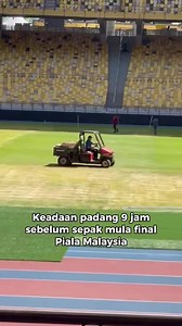 Kerja-kerja terakhir pembaikan padang sebelum Final Piala Malaysia malam ini. Goodluck JDT & Terengganu FC. Harap tiada pemain yang cedera sebab Piala Asia lagi sebulan. 🎥 Astro Arena | Oh! Media