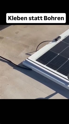 Basti on Instagram: "Flexible PV Anlagen – Module zum Kleben statt Bohren Video Quelle: @energiederzukunft @ibcsolar.de @solarwatt_group @lee_nrw Solarstrom ohne schwere Unterkonstruktion? Flexible PV Module machen genau das möglich. Statt verschraubt zu werden, können sie direkt aufgeklebt oder flächig verklebt werden – ideal für leichte Dächer, Carports, Wohnmobile oder gebogene Flächen. Die Vorteile: – Sehr geringes Gewicht – Keine Dachdurchdringung – Schnelle Montage – Anpassungsfähig bei ge