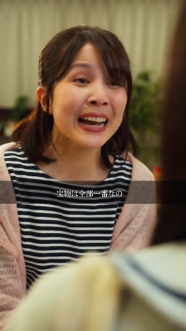 #PR 自分の本音、伝えられてますか？友だちには言えるのに、家族になると途端に言葉が難しくなる。近すぎて、今さらで、なんだか照れくさい。家族には「わかっているはず」で甘えてしまって、本音ほど奥に隠しがちです。「ありがとう」も、「心配してた」も、「もっと私と話して」も、本当はちゃんと胸の中にあるのに、口に出すとなると少し勇気がいる。だからこそ、母の日みたいな“理由のある日”があると、本音は言いやすくなります。言葉だけだと照れる気持ちも、毎日使えるスキンケアのような贈りものが添えられているだけで、不思議と素直になれるから。肌にうるおいを重ねるみたいに、気持ちも少しずつ整っていく。本音って、強い言葉で押し出さなくていい。そっと寄り添ってくれる存在があれば、それだけで伝わることもある。言えなかった気持ちを、言える形にしてくれるきっかけは、案外、そんな静かなところにあるんだろうなぁ。 #LACTDEW #誰かの一番じゃない私 #ショートドラマ #まいはに