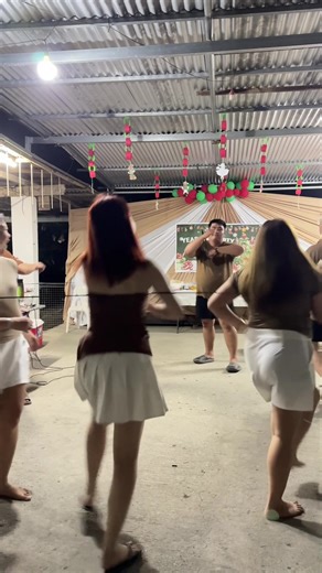 Masyadong Competitive na Garter Game sa Christmas Party