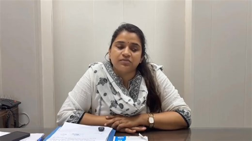 जिलाधिकारी देहरादून बंसल बने उम्मीद की किरण—असहाय विधवा शोभा रावत को मिला न्याय, घर के कागज़ लौटे— चेहरे पर लौटी मुस्कान🙏 विगत माह शोभा रावत ने जिलाधिकारी कार्यालय पहुंचकर जिलाधिकारी सविन बंसल से मिल अपनी व्यथा साझा की थी। उन्होंने बताया कि उनका पुत्र शत-प्रतिशत विकलांग है, एक पुत्री की पढ़ाई चल रही है, और वर्ष 2024 में पति के निधन के बाद से परिवार की आर्थिक स्थिति अत्यंत दयनीय हो गई है। रोजगार का कोई साधन न होने के कारण बैंक से लिए गए ₹17 लाख के ऋण की किस्तें जमा करना उनके लिए संभव नहीं था। पत