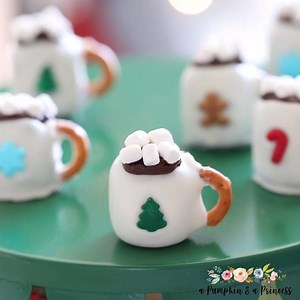 HOT CHOCOLATE MUG OREO BALLS - easy 3 ingredient OREO ball recipe turned into mini hot cocoa mugs topped with chocolate and marshmallows. RECIPE: https://apumpkinandaprincess.com/christmas-oreo-balls/ | A Pumpkin and a Princess