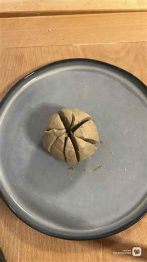 Ton-Spielraum on Instagram: "Ton und Bruchrechnen 🎨✨ Heute haben die Kids (4 Jahre!) im Ton-Spielraum spielerisch Mathematik entdeckt. Eine Tonkugel wurde zu zwei Hälften, dann zu vier Teilen, und immer weiter... Mit den Händen begreifen sie, was Division wirklich bedeutet. Jede Hälfte ist gleich groß, jedes Viertel hat seinen Platz. Bruchrechnen zum Anfassen – lange bevor sie in der Schule davon hören werden. Wenn Lernen so aussieht, sind Kinder mit vollem Herzen dabei. 💛 #TonundBruchrechnen 