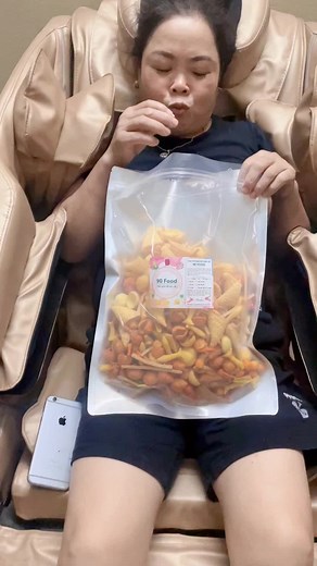 Review Snack thập cẩm chỉ có 25K của 90 Food có gì mà hot trend đến thế. review chân thật từ khách hàng ruột Mẹ 😂 #tiktokfood #ancungtiktok😍 #reviewanuong #reviewanngon #90food #anvathanoi #snack #bimbim