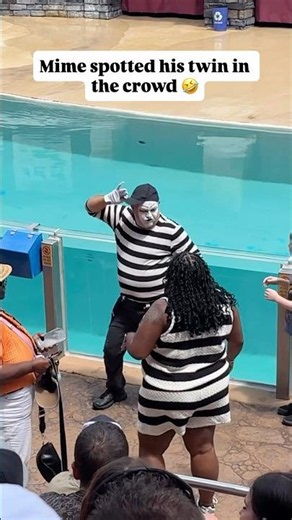 Mime spotted his twin in the crowd 🤣 Tom mime Seaworld #seaworldmime #tomthemime #funny