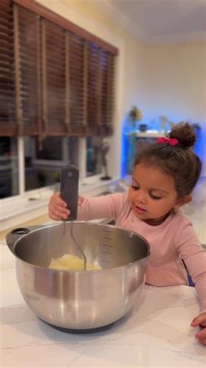 Making our traditional mashed potatoes for our “Friendsgiving Feast” at school tomorrow ! Letting our children cook with us is so important. It’s not just about mixing ingredients — it’s about letting them be part of the process and showing them they belong in it. When they get to share something they made themselves with friends, it becomes even more meaningful. Nothing beats the pride in their eyes when they say, “I made this.” ❤️🍴✨ | Layla Rascona