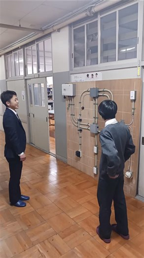 大阪府立藤井寺工科高等学校（全日制） on Instagram: "㈱きんでんで活躍中の卒業生が、第63回技能五輪全国大会 電工職種 金賞 受賞の報告に来てくれました✨ 在校生に電気工事の実践アドバイスや金属電線管の曲げ加工デモを披露してくれました！ 2026年・上海での第48回技能五輪国際大会に向けた挑戦を全力で応援します #藤工 #ふじこう #電気工事 #技能五輪 #きんでん"