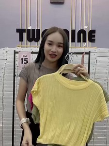 #code1290 高品韩版圆领针织螺纹设计修身上衣RM15🔥 胸围-80-160cm内 长度-36cm 评论下单打对“关键词颜色 数量”秒收link✅ （点开留言查看需写上的关键词&颜色🔍） 所有尺寸 已列明 下单前请参考自行酌量 如下单成功 不取消 不退换🙇‍♀️ ⚠️暂时无提供保留服务🙏🏻 ❌不能拼单（一个订单号一次邮费✅）❌ ·西马邮费🚚任买RM7‼️ ·东马邮费🚚1-3件RM15續➕1件➕RM2 🔥只限 12/5-16/5下单才能享有以上优惠🔥 ❣️请看好尺寸款式颜色才打上评论下单 系统自动收单 无任何理由换颜色/取消❣️ ‼️视频都有采用美颜 颜色稍微色差 以评论照片颜色为准（电话也会有些许吃色） 如介意请自行跳过‼️不过可以保证衣服本色会比视频颜色来的棒‼️ | 29Fashion 全马直播最低批发价