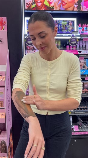 Quick Flick on Instagram: "Stop lying to yourself 🙄 We’re still shocked people are ride or die for traditional fake tans when the cons are literally endless 💩 Dyes stain everything ⏰ You have to schedule around your tan application 😥 Sticky formula that takes forever to dry Our Quick Glow tanning range is literally the opposite 💅🏼 Apply anytime, anywhere 🕰️ Once it dries, you can do whatever you like with your day ⌛️ Wear whatever clothes you want 