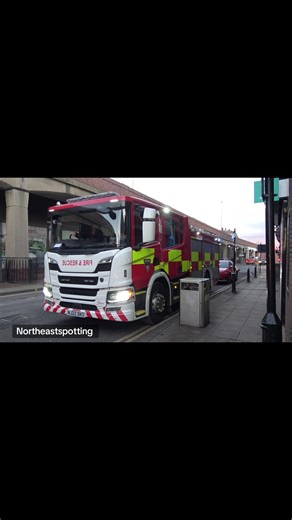#clevelandfirebrigade 2022 (22) Scania P320 B3 (Stockton) seen on scene of a smell of burning high rise building in Middlesbrough Dundas shopping centre with #bluelights and #rearreds ———————————— Sony AX43 ————————————- Plate:NJ22 DKO