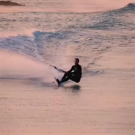 𝗧𝗵𝗲 𝗔𝗿𝘁 𝗼𝗳 𝗙𝗹𝘆𝗶𝗻𝗴 𝗢𝘃𝗲𝗿 𝗪𝗮𝘃𝗲𝘀 𝗶𝗻 𝗕𝗿𝗮𝘇𝗶𝗹 Big air kitesurfing is what happens when surfing and flight blur: one pull of the kite, the board leaves the water and suddenly the rider is hanging stories above the sea with nothing but wind and timing keeping the landing clean. For a few suspended seconds the jump looks almost unreal—loops, rotations, board‑offs—and then the board slaps back onto the water, spray explodes, and all that’s left is a grin that says it was wort