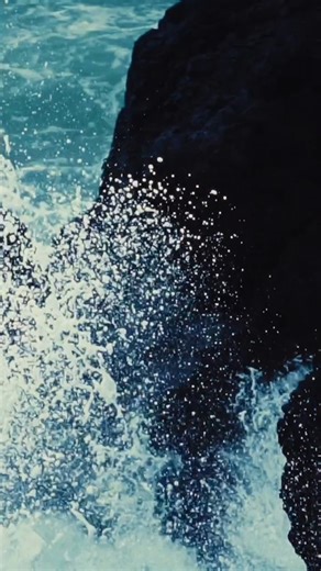 Jung Kook em sincronia com os ícones do denim. Tudo sobre a calça jeans folgada e a calça reta dos anos 90. Estilo despojado para todas as estações. | Calvin Klein