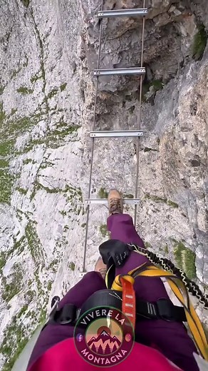 Se soffri di vertigini, forse è meglio scorrere. Questa è una ferrata molto esposta e particolarmente lunga. Per farla serve esperienza con ferrate più facili e più corte. Vuoi sapere dove si trova precisamente? Si tratta della via ferrata del Daubenhorn, in Svizzera. Grazie a @czerslife per il video 🌄 Sei appassionato di montagna? Seguici su vivere_la_montagna per news, reels, approfondimenti, foto spettacolari e meme esclusivi sul mondo della montagna! #montagna #alpi #ferrata #viverelamontag