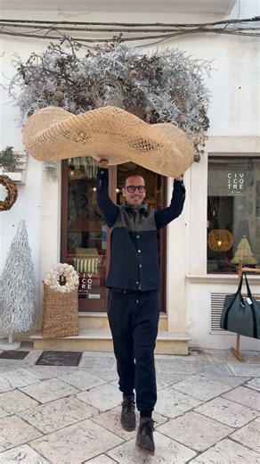 CIVICO TRE AL CORSO HOME COLLECTION on Instagram: "Oggi Instagram mi ripropone questo video , ve lo ricordate ? Tra l'altro sua maestà WAVE dal diametro di 115 cm x h 35 in rattan intrecciato a mano è appena ritornato disponibile e potete acquistarlo sul nostro shop online www.civico3design.com #lampada #lightdesign #rattan #interiordesign #lamp Today Instagram showed me this video again, do you remember it? By the way, Her Majesty WAVE, 115 cm in diameter x 35 cm in height, made of hand-woven r