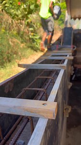 MUR de soutènement ! 🏗️💪 On a récemment été appelés sur un chantier… disons surprenant. Les anciens poteaux et chaînages avaient été construits… avec du remblai dedans 😅 Autant dire que pour un mur de soutènement, c’était pas terrible … ! 🔨 Notre intervention : • Démolition complète des poteaux et chaînages défectueux • Mise en place d’un nouveau ferraillage solide • Coffrage et bétonnage dans les règles de l’art • Application des enduits de finition • Remise en place de l’ancien grillage Ré