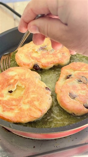 Κρητικό Τηγανητό Ελαιόψωμο με Χυμό Πορτοκαλιού Cretan Fried Olive Bread with Orange Juice Ingredients • 500 g all-purpose flour • 7 g dry yeast • 10 g sugar • 10 g salt • 60 ml olive oil • 180 ml water • 120 ml fresh orange juice • 120–150 g chopped olives • Olive oil for frying Method 1. In a bowl, combine the flour, yeast, sugar, and salt. 2. Add the olive oil and water and mix until a soft dough forms. 3. Gradually add the orange juice, then incorporate the olives evenly into the dough. 4. Co