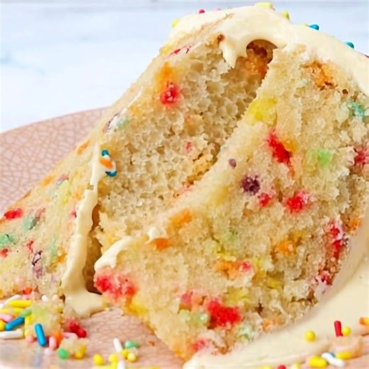 🎂 Moist Funfetti Cake Ingredients (Cake): All-purpose flour – 2½ cups (312g) Baking powder – 2½ tsp Salt – ½ tsp Unsalted butter (softened) – 1 cup (227g) Granulated sugar – 1½ cups (300g) Eggs – 4 large Pure vanilla extract – 2 tsp Whole milk – 1 cup (240ml) Sour cream or plain yoghurt – ½ cup (120g) Rainbow sprinkles (jimmies type) – ½ cup (80g) Instructions (Cake): Whisk flour, baking powder, and salt in a bowl. In a large mixing bowl, cream butter and sugar until light and fluffy. Beat in e