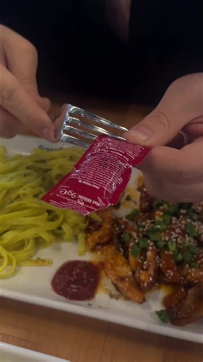 Say goodbye to messy sauce packets! This genius fork hack will change your dining game forever. 🍴✨ #LifeHacks #FoodTips