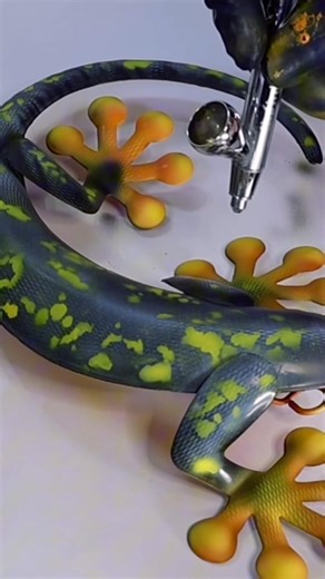 This Airbrush Trick Creates Lizard Skin! #shorts
