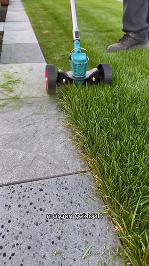 Kleiner Garten? Keine Zeit? Keine Lust auf Kabel? Dieser Akku-Rasenmäher macht ALLES in Minuten 🌿 Mähen, Kanten schneiden, Sträucher trimmen – leicht, leise und kabellos. Perfekt für alle, die einen gepflegten Garten ohne Aufwand wollen. #rasenmäher #gartenliebe #gartenarbeit #akkurasenmäher #hausundgarten