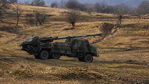 L'armée française tire au canon automoteur en entraînement réel