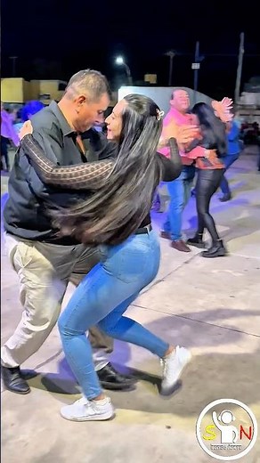 Teaching a lesson: this is how you dance the #chamame in our region #huapangos #sonideros #dance