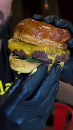 Descubre la magia de las hamburguesas en Layali