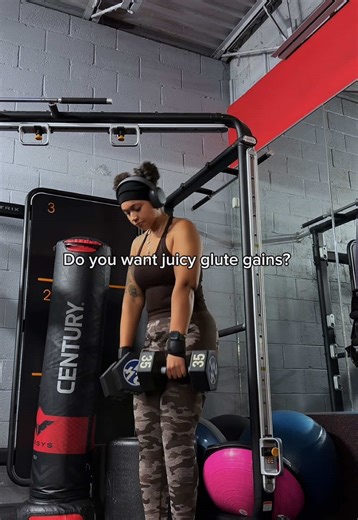 Benefits of RDLs with a Resistance Band Around the Hips ✨ 🤎 Max glute activation The band pulls your hips backward, forcing you to drive them forward at the top. This increases glute engagement and improves lockout strength. 🤎 Teaches a proper hip hinge Perfect for learning how to hinge without squatting the movement. The band instantly lets you know if you’re doing it right. 🤎 More hamstring tension The band keeps constant tension through the entire range of motion, especially in the stretch