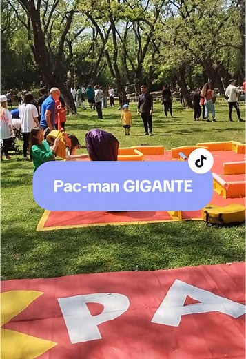 Pac-Man Gigante: La Aventura en el Laberinto Real
