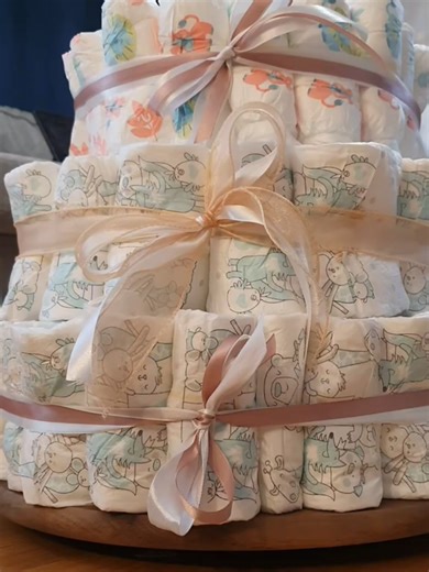 How to Make a Diaper Cake for a Baby Shower