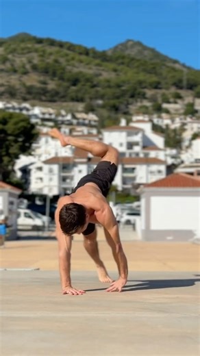 Like a dance! Very slow and controlled movements. #smooth #bodycontrol #dance #sunnyday #strongbody