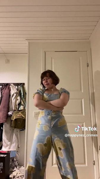 I wanted to do my silly little choreo again cause I’ve been listening to the song DC: me :D