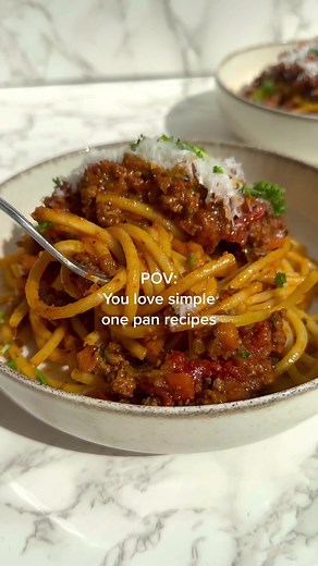 Delicious Pantry Staple Bolognese! 🤤 #easyrecipe #recipesoftiktok #spaghettibolognese #onepanmeal