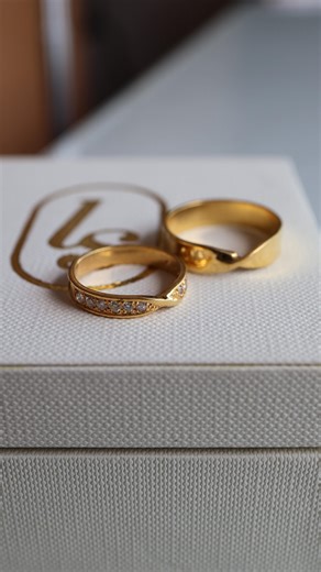 Engagement and Wedding Rings 💍 on Instagram: "Save this for a unique but classic wedding ring inspo 💕 Most people won’t notice it at first But these wedding bands are designed as Möbius strips Designed as one continuous form with no beginning and no end. Symbolizing infinite love, unity, and two lives becoming one 🥹 For him A solid, sculpted band with a continuous twist Polished to highlight the seamless flow of the design Minimal, timeless, and built for everyday wear One surface, one edge, 