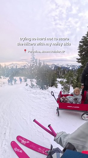 Human slalom at Mount Rainier’s Paradise 😫 Coverage was too low to ski off piste without damaging vegetation, so we all had to share the trail. The trail was pretty empty in the beginning of the day so we were surprised to see so many people hiking on the way back. And while skiing is permitted on the trails in Mount Rainier NP, it can still get a little spooky for the non skiers you pass who might not have as much control in the snow or ice as you do. It’s a family friendly area, so it’s good 
