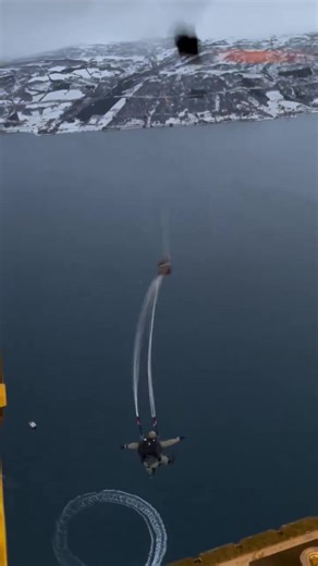 105K views · 1.7K reactions | Royal Marines from SRS 30 Commando dropping in. | Bootneck Stuff | Facebook