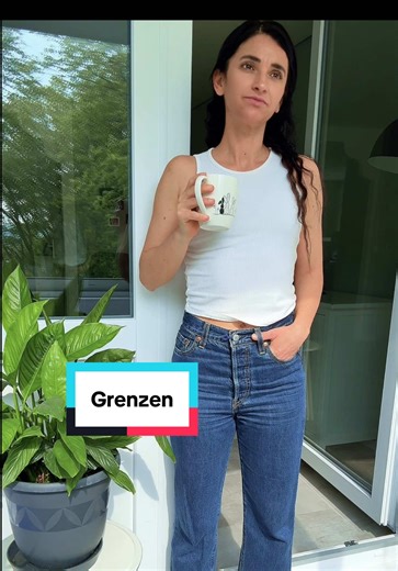 Ich war 23 und habe gelächelt, obwohl sich alles in mir zusammengezogen hat. Damals habe ich gelernt, meine Gefühle zu ignorieren. Ich habe meinem Kopf geglaubt. Nicht meinem Bauchgefühl. Nicht meinem Instinkt. Heute passiert mir das immer noch. Momente, die sich falsch anfühlen. Unangenehm. Still. Doch der Unterschied ist, dass ich meine Grenzen schneller erkenne. Und ich lerne, sie zu kommunizieren. Grenzen zu setzen kann sich beängstigend anfühlen. Vor allem, wenn man es nie gelernt hat. Aber