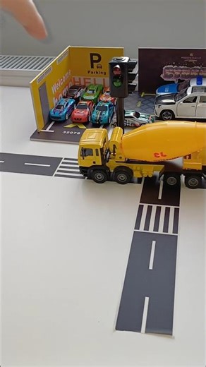 DIY Tiny Stoplight with Pedestrian Crossing 🚦👣