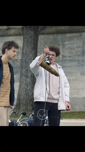 BR EDIT TIME on Instagram: "日本利用压电瓷砖将步行转化为电能。这些瓷砖通过压电效应将脚步施加的压力转化为电能。当人们行走时，脚的重量和动作会对瓷砖产生压力，使内部的压电材料弯曲并产生机械应力，进而转化为电能。通过收集数百万次的脚步，产生的电能可以驱动 LED 灯、数字显示屏和传感器等设备。涩谷车站每天约有240万次脚步贡献于这一系统，从而减少对传统能源的依赖，支持可持续城市发展。 工作原理：压电瓷砖包含压电材料，当外部压力施加在瓷砖上时，这些材料会弯曲产生机械应力，并将这种应力转化为电能。 能量收集：每一步产生的电荷量虽然少，但通过数百万步的累积，可以生成可观的电力。 应用场景：在人流量大的区域，如涩谷车站，每天约有240万次脚步，为该系统提供了巨大的能源潜力。 能量用途：收集到的电能可以用于驱动各种设备，例如 LED 灯、数字显示屏和传感器。 优势：这种技术将日常运动转化为可再生能源，有助于减少对传统能源的依赖，并支持可持续城市基础设施的建设。"