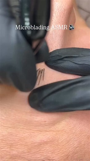 Everyone’s out here asking “How do I know if I’m going too deep?” Or “There’s not much info out there about depth.” But there is. You just need to know what to look and listen for. 👂🏼👁️ You’ve got visual signs When you stretch the skin open, the stroke should sit in a fine channel, not gape wide open. Flat to the skin. You’ve got audio signs , That subtle scratchy sound? That’s feedback. It’s communication between your hand and the skin. You’ve got colour signs If it’s warm and limpy, you’re 