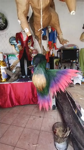 Cómo hacer una piñata de colibrí para el Día de Muertos