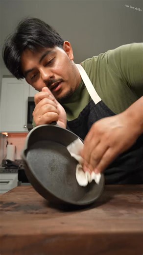 Alot of you have been asking how to restore a rusty cast iron pan so Here is how to do so. recipe- 1 rusty boi 1 scrubby boy#183 #cookingtips #castiron | Cooking and food